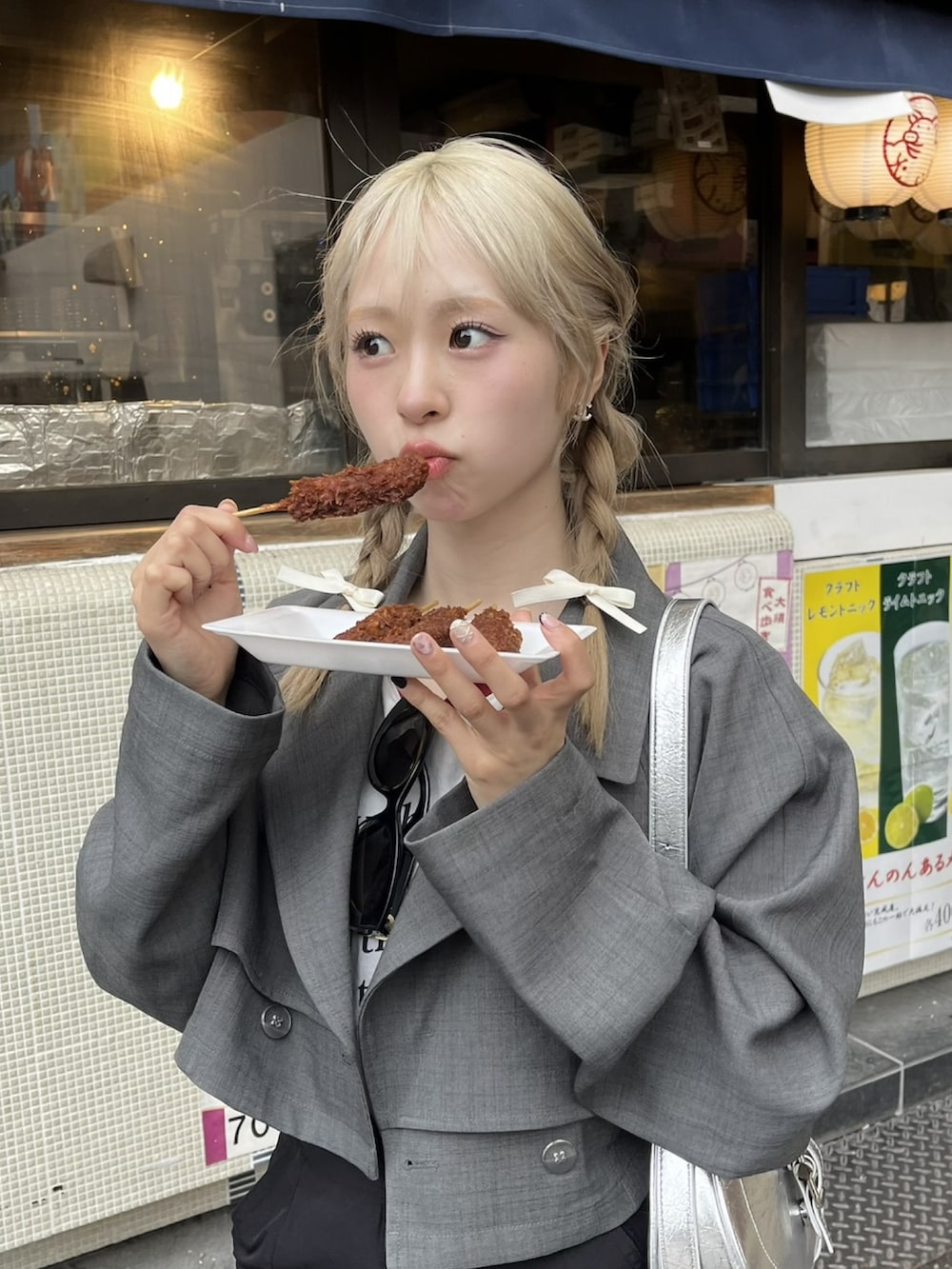 「休日スタイル、韓国ファッション、春アウター、トレンチコート、ショート丈、ロングスカート、カーゴスカート、スニーカー、厚底シューズ、ショルダーバッグ、お出かけコーデ、デートコーデ、プチプラ、きれいめカジュアル、春夏コーデ」｜「SLYの【2024SS新作】SHORT TRENCH COAT ショート トレンチ コート / セットアップ可（トレンチコート、グレー系）」を使った、りなてぃさん（骨格ストレート・レディース・150cm）の春コーディネートの2枚目の写真