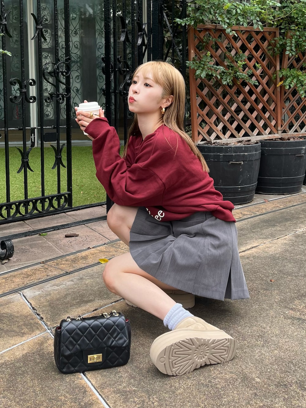「秋服まるっと大公開、秋コーデ、ブーツ、ベージュ、お出かけコーデ、シンプルコーデ、スウェット、休日スタイル、カラー×コーデ、ミニスカート、ショルダーバッグ、ムートンブーツ、韓国ファッション、きれいめカジュアル、キレイめ」｜「me+em selectのレタリングロゴスウェットトレーナー【韓国製】（スウェット、レッド系）」を使った、りなてぃさん（骨格ストレート・レディース・150cm）の秋コーディネートの3枚目の写真