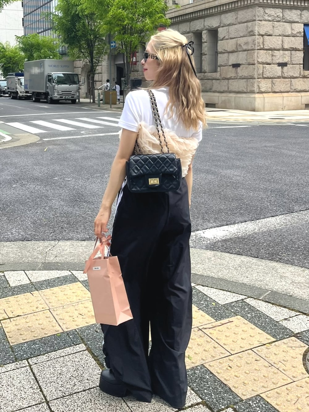 「春夏コーデ、韓国ファッション、サングラス、低身長コーデ、きれいめカジュアル、トラックパンツ、チュール、Tシャツ、白Tシャツ、レイヤードスタイル、パンツスタイル、フリル、休日スタイル、スポーツミックス、adidas」｜「mietteのﾎﾞﾘｭｰﾑﾁｭｰﾙﾋﾞｽﾁｪ（チューブトップ、ホワイト系）」を使った、りなてぃさん（骨格ストレート・レディース・150cm）の春コーディネートの2枚目の写真