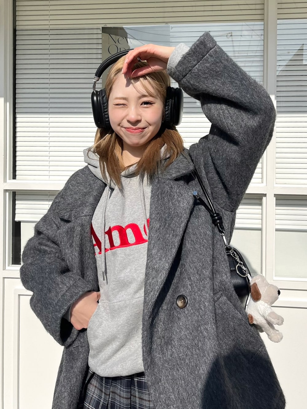 「休日スタイル、冬を彩る色いろコーデ、パーカー、コート、ジャケット、チェック、ブーツ、ムートンブーツ、厚底シューズ、ショルダーバッグ、韓国ファッション、お出かけコーデ、冬コーデ、UGG、グレー」｜「AMESWORLDWIDEの【AMESWORLDWIDE 】ベーシックロゴフーディ / BASIC LOGO HOODIE（パーカー、グレー系）」を使った、りなてぃさん（骨格ストレート・レディース・150cm）の冬コーディネートの2枚目の写真
