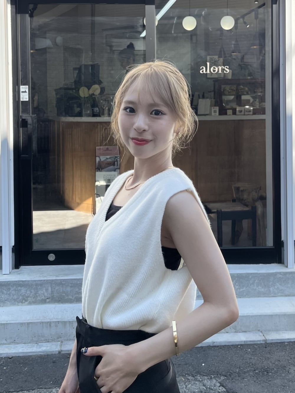 「アツいコーデ全部見せ、ベスト、ニットベスト、パンツスタイル、ハンドバッグ、ミニバッグ、休日スタイル、プチプラ、サンダル、モノトーン、韓国ファッション、きれいめカジュアル、夏コーデ、パンツコーデ、スラックス」｜「SHEINのアイテム（ニット/セーター、ホワイト系）」を使った、りなてぃさん（骨格ストレート・レディース・150cm）の夏コーディネートの3枚目の写真