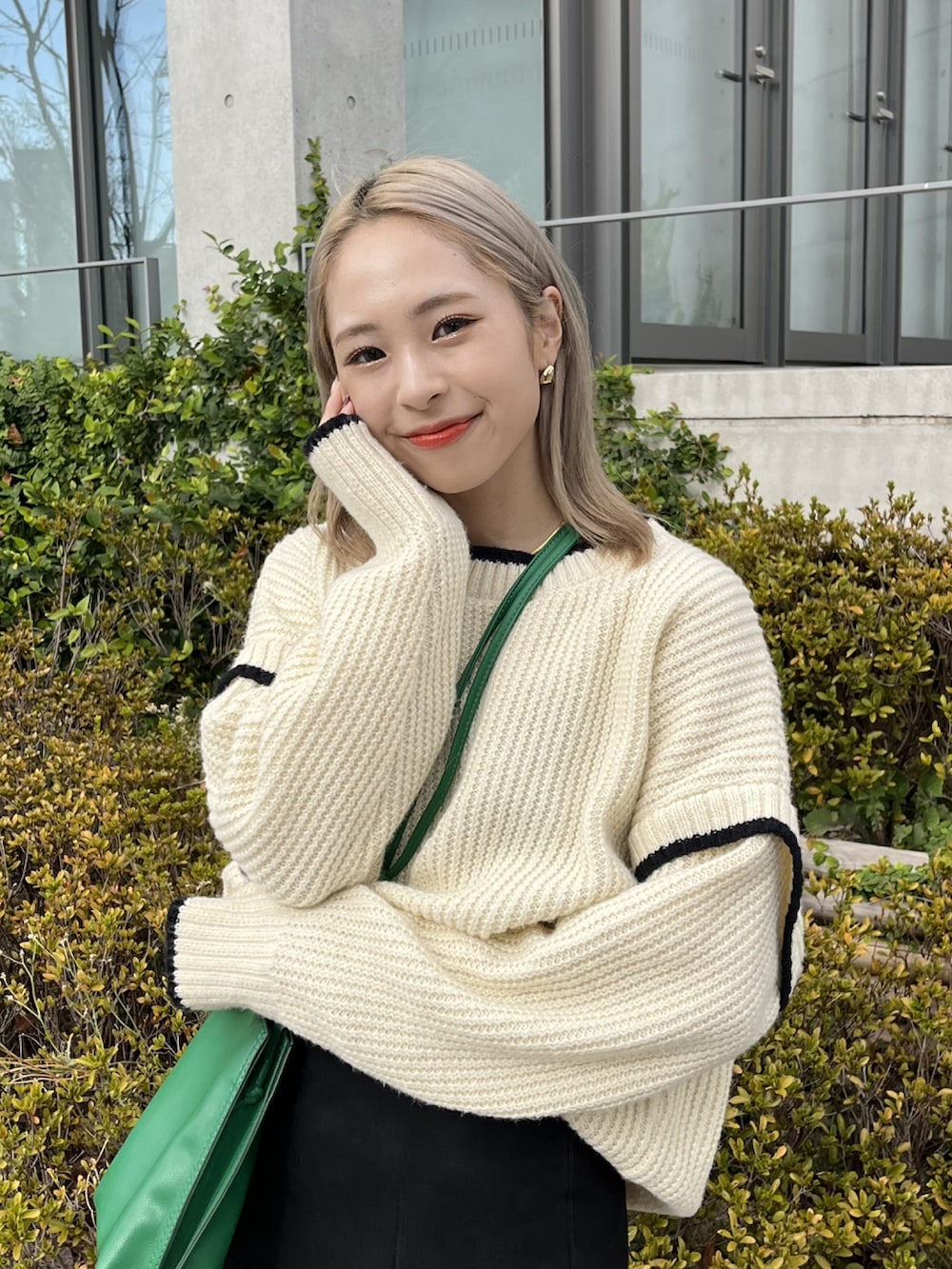 「服とコスメでなりたい自分に、クリスマスに着たい服、ニット、冬コーデ、プチプラ、きれいめカジュアル、ショルダーバッグ、ロングスカート、マーメイドスカート、ブーツ、ショートブーツ、グリーン、低身長コーデ、休日スタイル、オトナ女子」｜「fifthの【りなてぃセレクト】ステッチデザインニット（ニット/セーター、ホワイト系）」を使った、りなてぃさん（骨格ストレート・レディース・150cm）の冬コーディネートの3枚目の写真