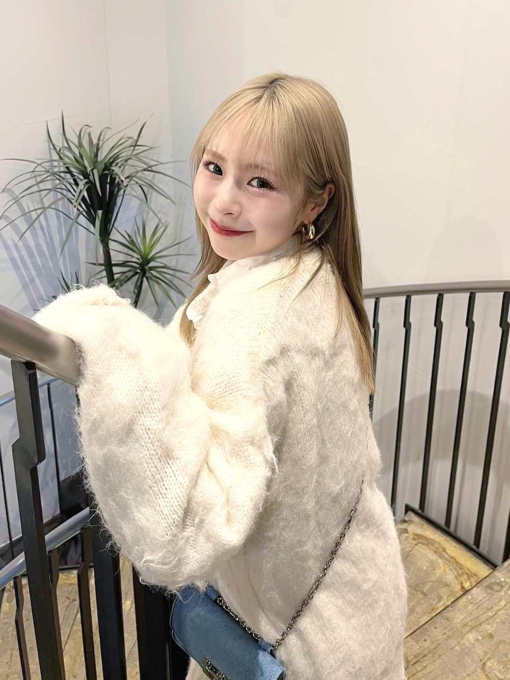「今日のコスメと服、春色、休日スタイル、カーディガン、ショルダーバッグ、デートコーデ、春コーデ、プチプラ、春服みてみて、ブーツ、レイヤードスタイル、韓国ファッション、ホワイトコーデ、おでかけコーデ、春のNewスタイル」｜「SHEINのアイテム（シャツ/ブラウス、ホワイト系）」を使った、りなてぃさん（骨格ストレート・レディース・150cm）の春コーディネートの3枚目の写真