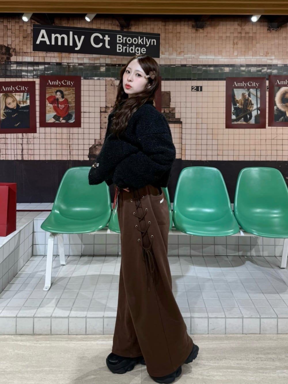 ブラック系のジャケット/アウター、ブラウン系のスウェットパンツ、ブラック系のスニーカーを着用したレディースの冬コーディネートの2枚目の写真