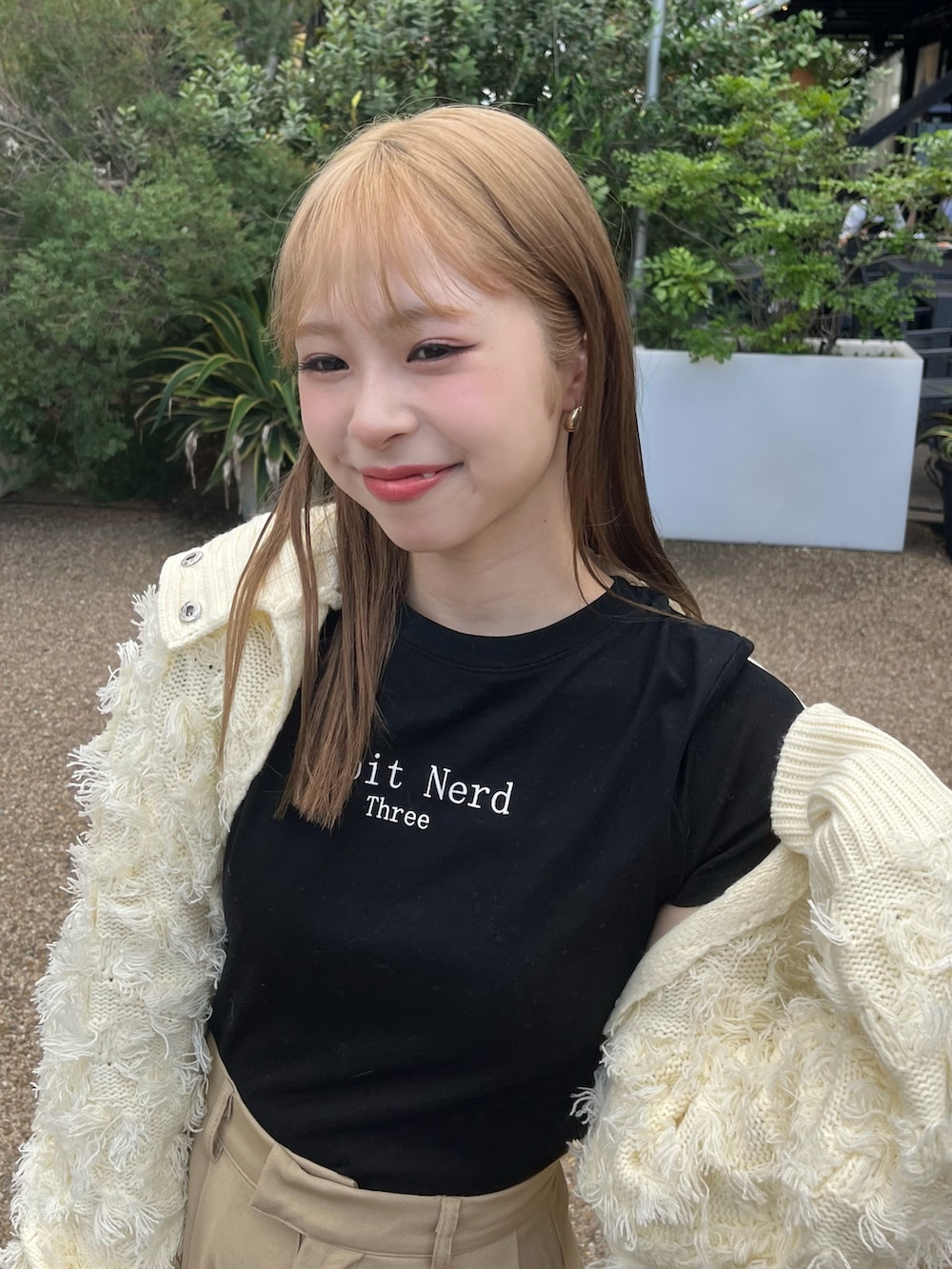 「秋服コーデ、休日スタイル、韓国ファッション、秋コーデ、ブーツ、ショルダーバッグ、ベージュ、お出かけコーデ、カーディガン、ボレロ、シンプルコーデ、きれいめカジュアル、ロゴT、キレイめ、レイヤードスタイル」|「WHO'S WHO galleryの【HiNT】サイドシャーリングTEE(Tシャツ/カットソー、ブラック系)」を使った、りなてぃさん(骨格ストレート・レディース・150cm)の秋コーディネートの2枚目の写真