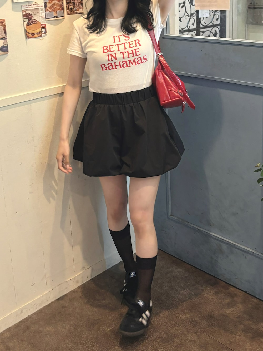 「プチプラ、夏だ！Tシャツ着よう！、Tシャツ、ロゴT、バルーンパンツ、スニーカー、adidas、大人かわいい、夏コーデ、韓国ファッション、スポーツミックス、きれいめカジュアル、ショルダーバッグ、お出かけコーデ、さらっと晴れやかスナップ」｜「SHAGGIEのフロントロゴプリントミニTEEシャツ（Tシャツ/カットソー、ホワイト系）」を使った、りなてぃさん（骨格ストレート・レディース・150cm）の夏コーディネートの2枚目の写真