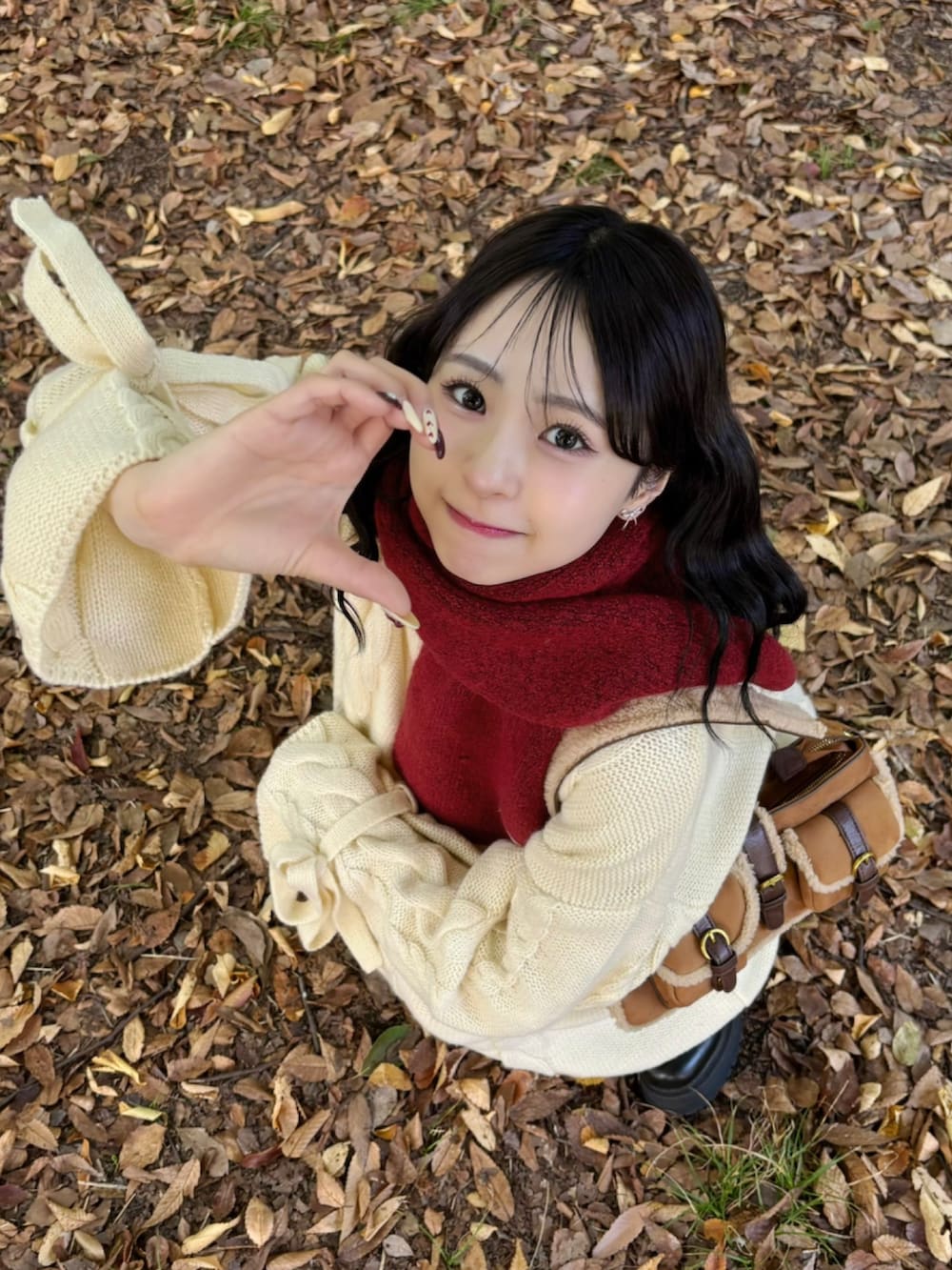 「最近のいい感じコーデ、休日スタイル、ニット、ニットワンピース、マフラー、厚底シューズ、ブーツ、ショルダーバッグ、ファーバッグ、冬コーデ、クリスマスコーデ、お出かけコーデ、ワンピース、プチプラ、韓国ファッション」｜「Ambre Neige by りなてぃの【りなてぃコラボ】ケーブルニットチュニック/WEB/EC限定商品（ニット/セーター、ホワイト系）」を使った、りなてぃさん（骨格ストレート・レディース・150cm）の秋コーディネートの3枚目の写真