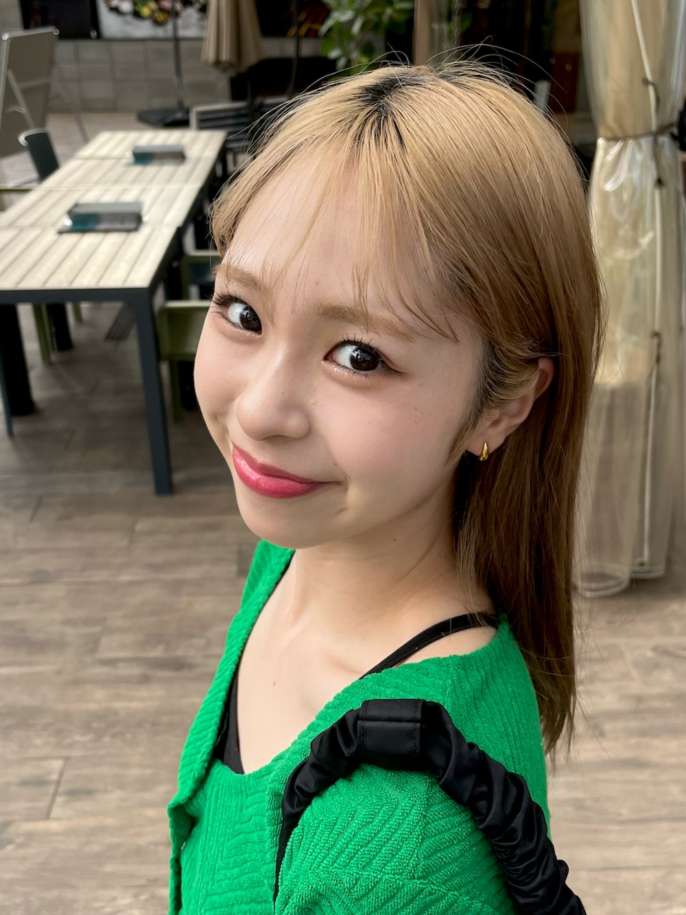 「休日スタイル、秋服準備はじめました、WEARyouthコーデ、秋コーデ、スニーカー、きれいめカジュアル、デニム、カラー×コーデ、ミニバッグ、カーディガン、ショルダーバッグ、プチプラ、デニムパンツ、厚底シューズ、今日のコスメと服」｜「mietteのﾊﾟｲﾙｼﾞｬｶﾞｰﾄﾞUﾈｯｸｼｮｰﾄﾄｯﾌﾟｽ（Tシャツ/カットソー、グリーン系）」を使った、りなてぃさん（骨格ストレート・レディース・150cm）の夏コーディネートの3枚目の写真
