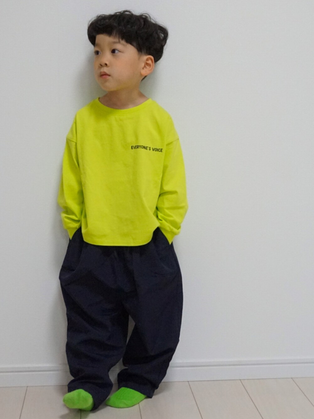 グリーン系のTシャツ/カットソー、ブルー系のその他パンツ、グリーン系のソックス/靴下を着用したキッズの冬コーディネートの3枚目の写真