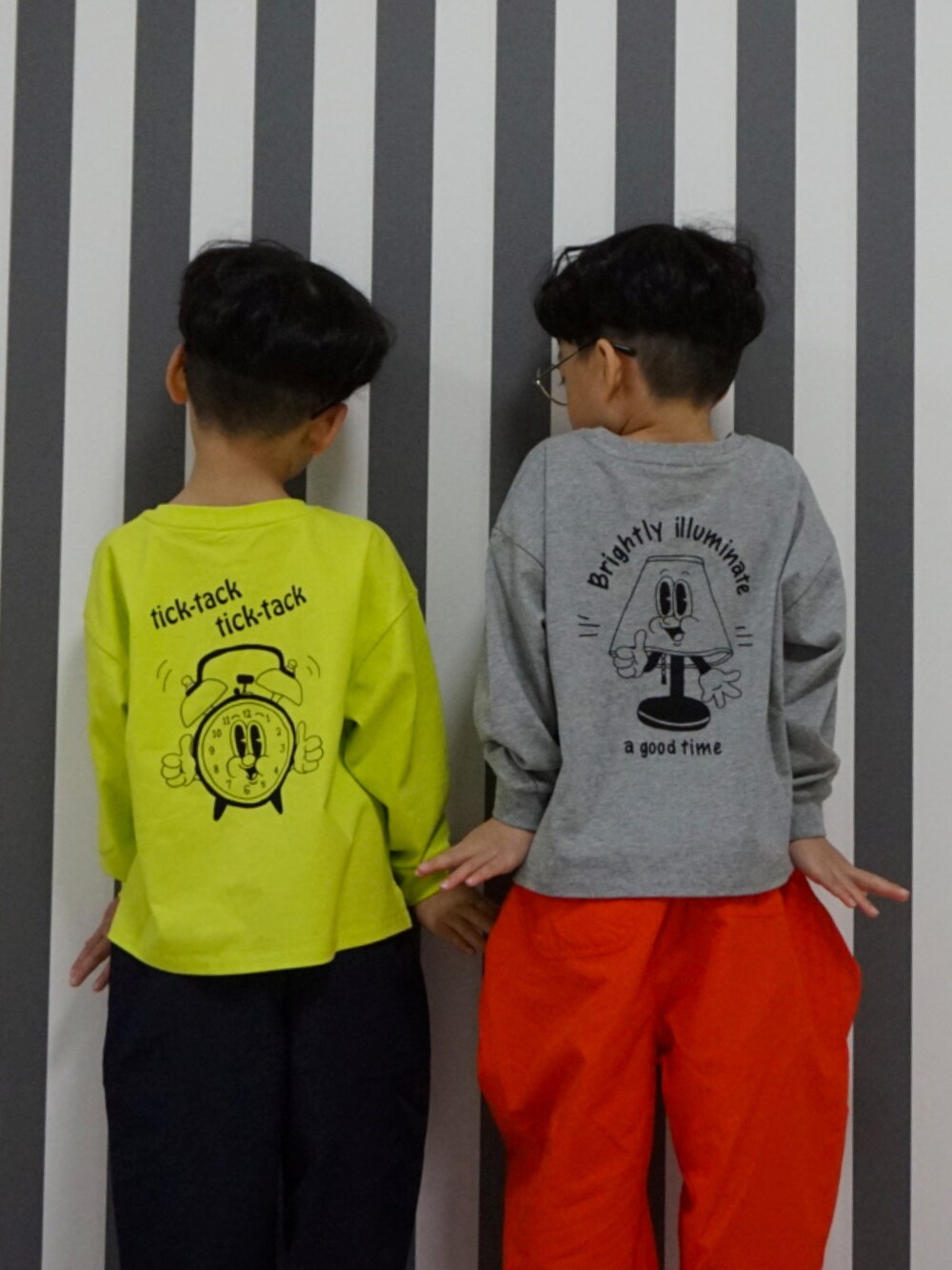 グリーン系のTシャツ/カットソー、ブルー系のその他パンツ、グリーン系のソックス/靴下を着用したキッズの冬コーディネートの2枚目の写真