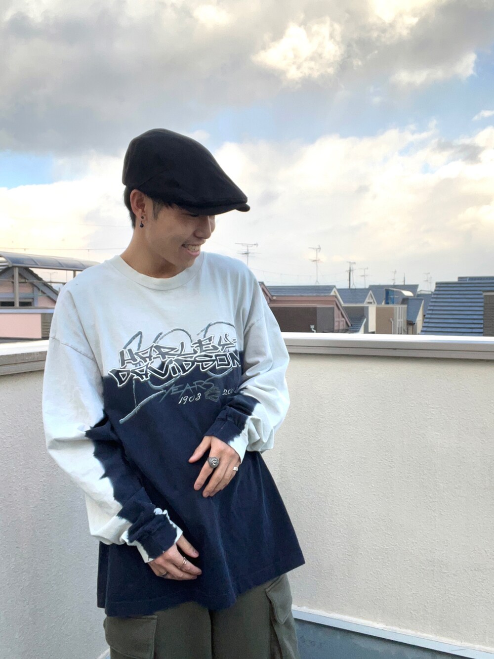 ブルー系のトップス、グリーン系のカーゴパンツ、ブラック系のハンチング/ベレー帽を着用したメンズの冬コーディネートの3枚目の写真