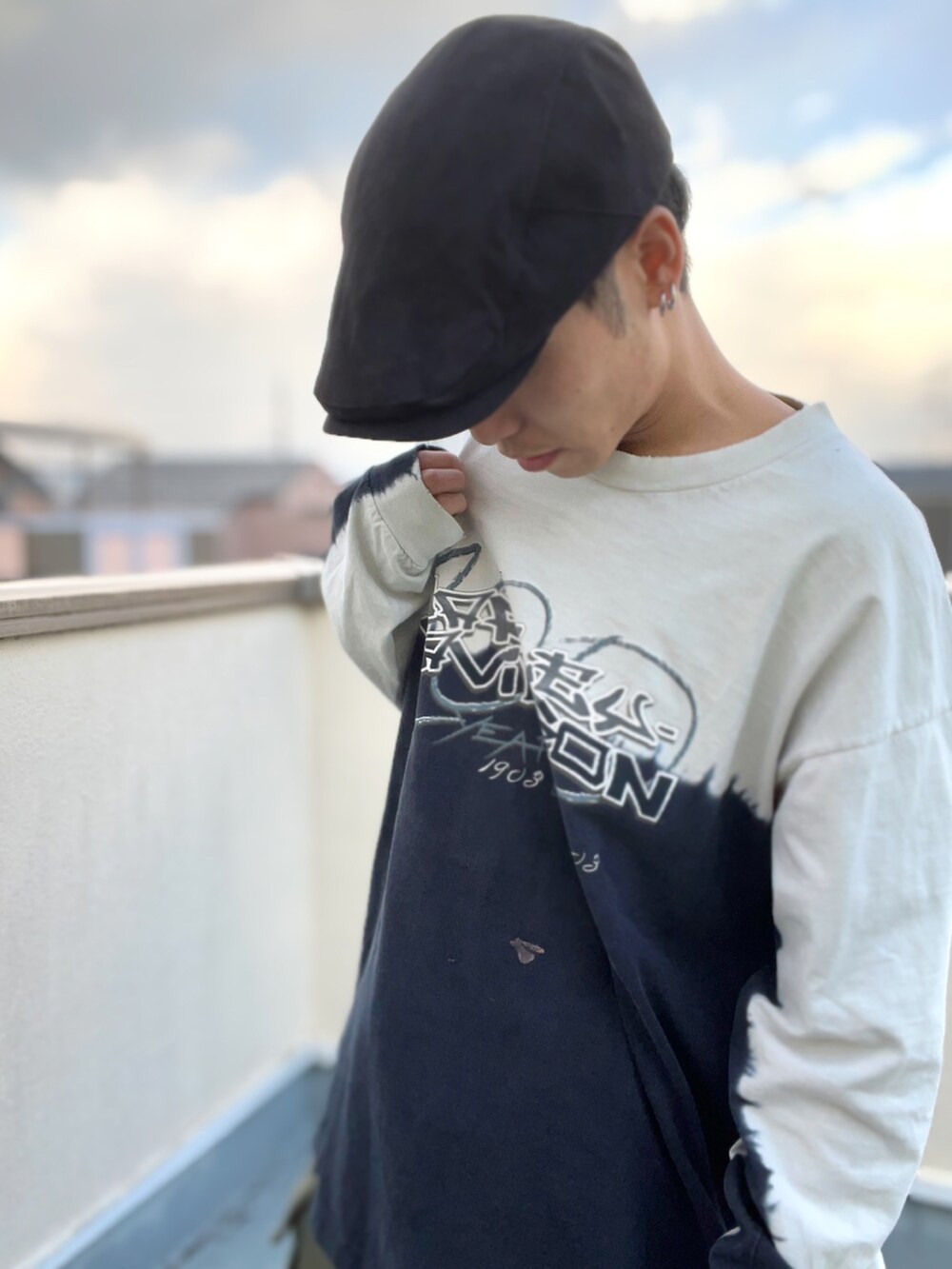 ブルー系のトップス、グリーン系のカーゴパンツ、ブラック系のハンチング/ベレー帽を着用したメンズの冬コーディネートの2枚目の写真