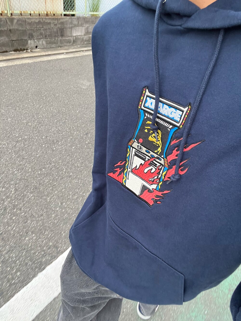 ブルー系のパーカー、ブルー系のトップスを着用したメンズの秋コーディネートの2枚目の写真