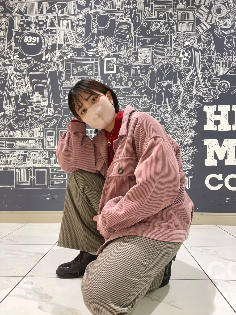 ブラウン系のその他パンツ、ブラウン系のドレスシューズ、ピンク系のジャケット/アウターを着用したレディースの冬コーディネートの2枚目の写真