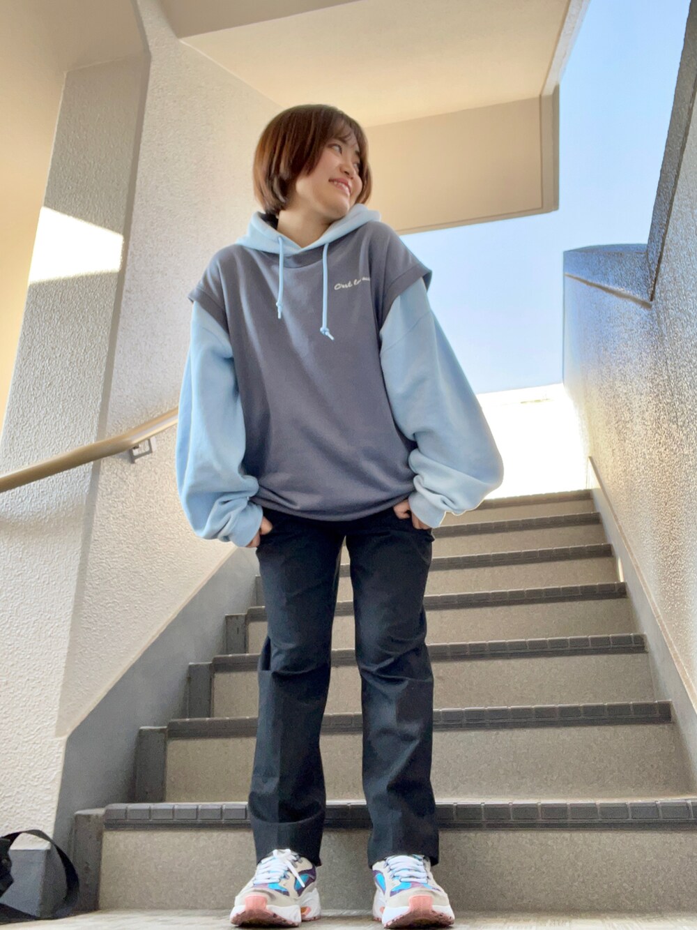 ブルー系のパーカー、ブラック系のその他パンツ、ブルー系のスニーカーを着用したレディースの冬コーディネートの3枚目の写真