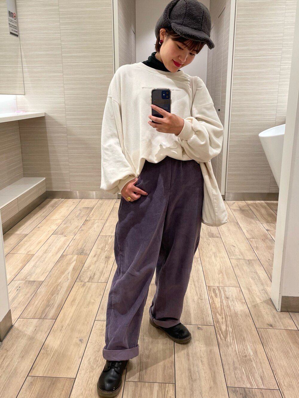 ホワイト系のスウェット、パープル系のその他パンツ、ブラック系のブーツを着用したレディースの秋コーディネートの2枚目の写真