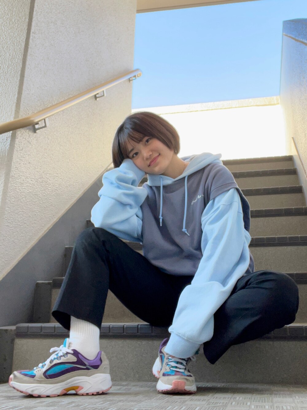 ブルー系のパーカー、ブラック系のその他パンツ、ブルー系のスニーカーを着用したレディースの冬コーディネートの2枚目の写真