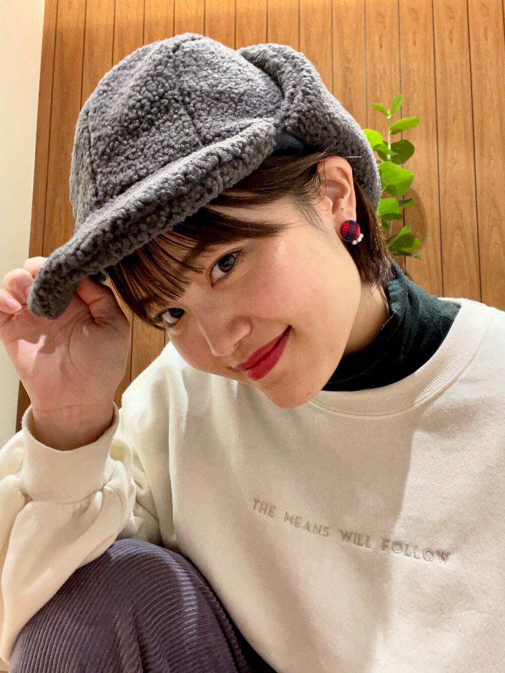 ホワイト系のスウェット、パープル系のその他パンツ、ブラック系のブーツを着用したレディースの秋コーディネートの3枚目の写真