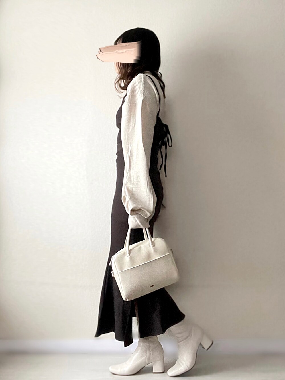 ホワイト系のショルダーバッグ、ブラウン系のワンピース、ホワイト系のシャツ/ブラウスを着用したレディースの冬コーディネートの2枚目の写真