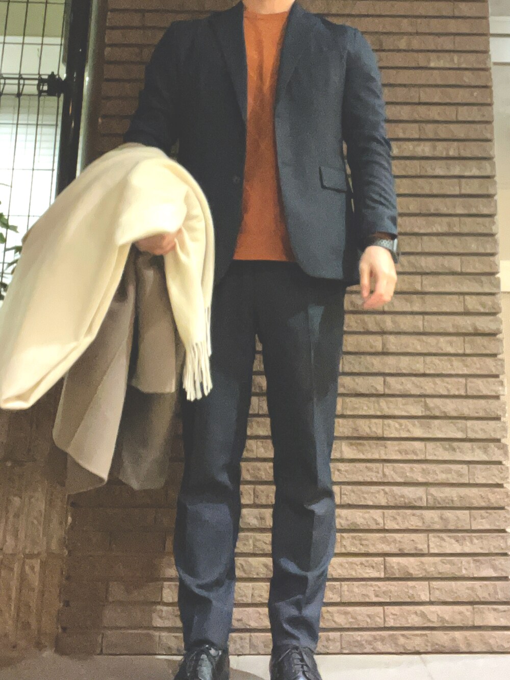 「ビジネススタイル、セットアップスタイル、オレンジニット」｜「BEAUTY&YOUTH UNITED ARROWSの【WEB限定 WARDROBE SMART】LANATEC セットアップ/背抜きジャケット＆イージーパンツ（セットアップ、ブルー系）」を使った、Kem.さん（メンズ・168cm）の冬コーディネートの2枚目の写真