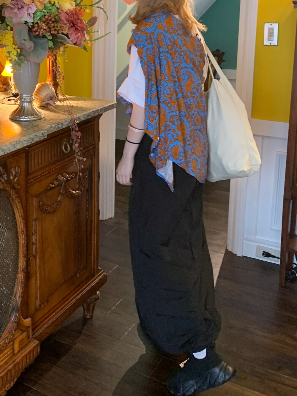 ブルー系のシャツ/ブラウス、ブラック系のスカートを着用したレディースの夏コーディネートの2枚目の写真