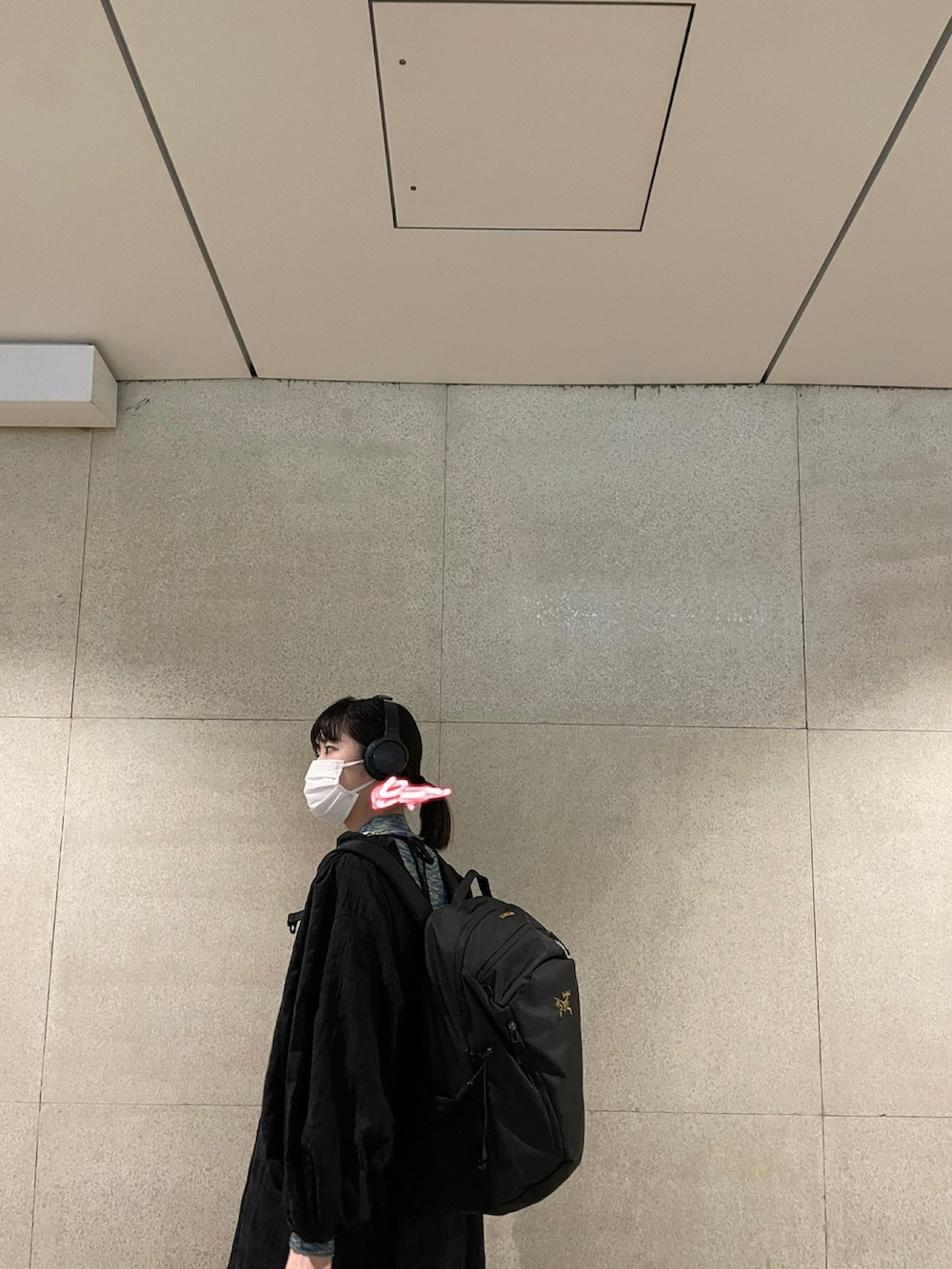 ブラック系のワンピース、ブルー系のニット/セーター、ブラック系のスニーカーを着用したレディースの春コーディネートの2枚目の写真