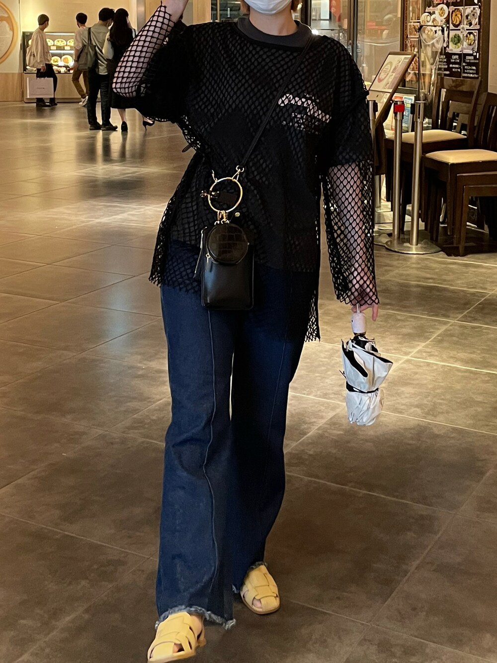 ブルー系のデニムパンツ、ブラック系のTシャツ/カットソー、ブラック系のTシャツ/カットソーを着用したレディースの春コーディネートの2枚目の写真