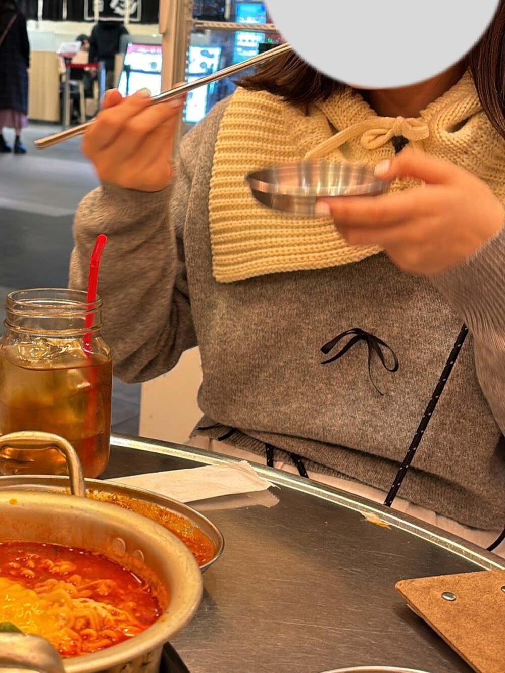 グレー系のニット/セーターを着用したレディースの春コーディネートの2枚目の写真