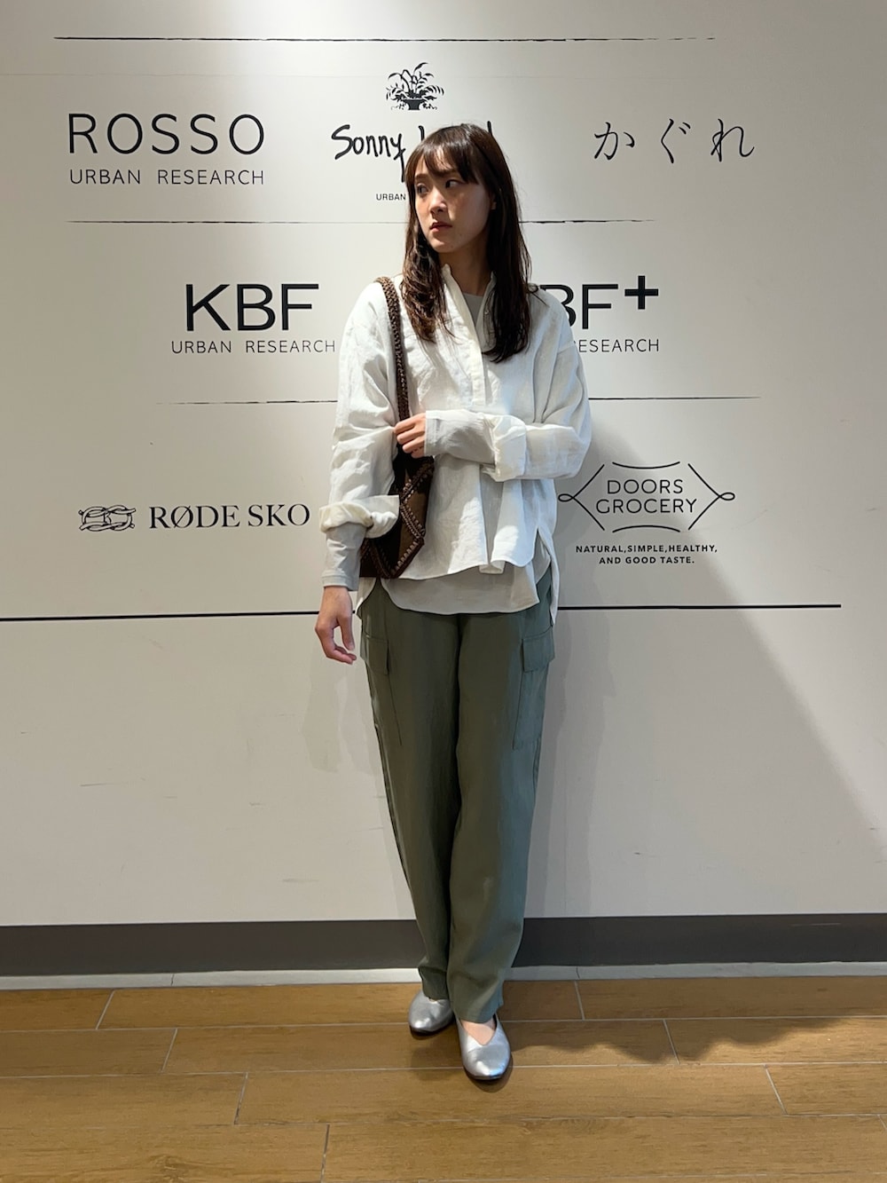 ホワイト系のシャツ/ブラウス、グレー系のTシャツ/カットソー、グリーン系のその他パンツを着用したレディースの春コーディネートの4枚目の写真