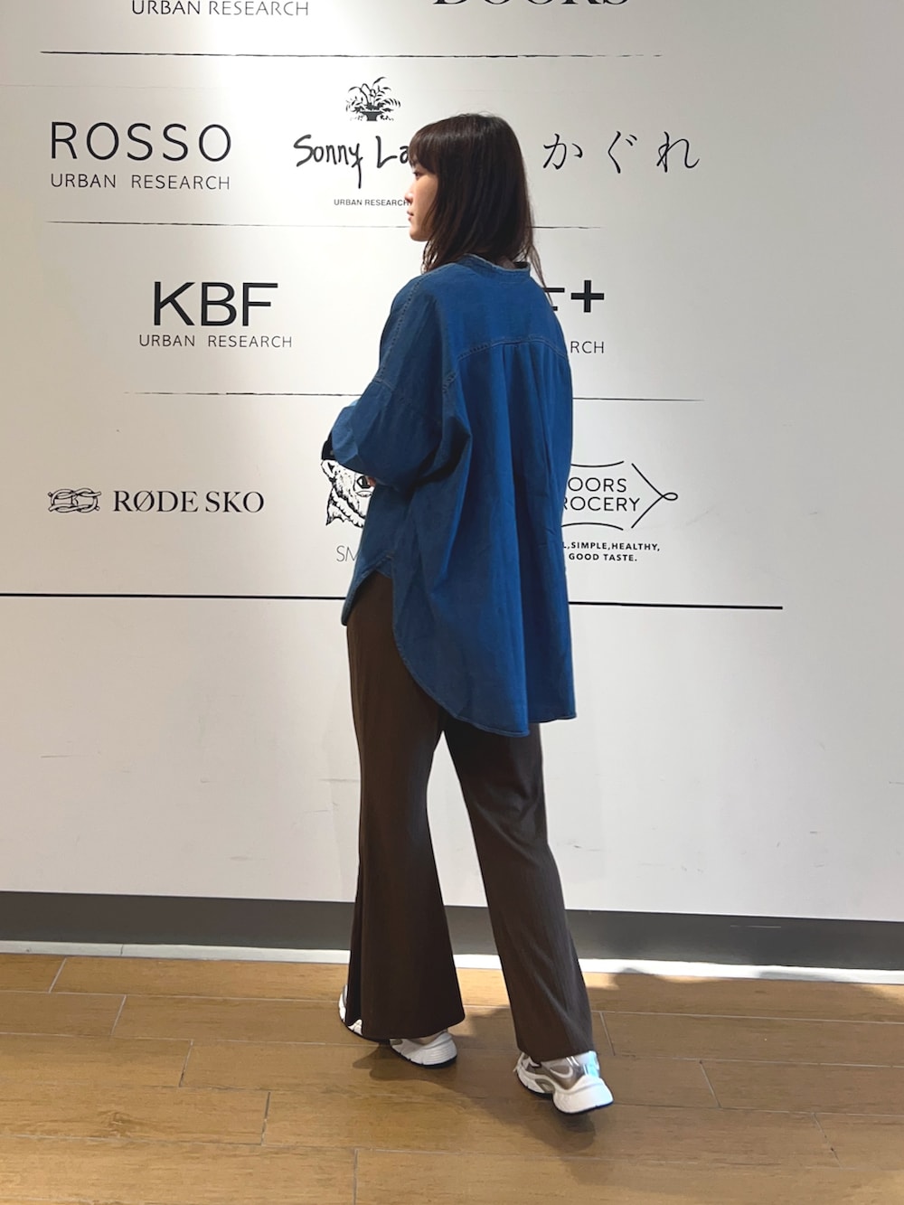 ホワイト系のTシャツ/カットソー、ブルー系のシャツ/ブラウス、ブラウン系のその他パンツを着用したレディースの春コーディネートの2枚目の写真