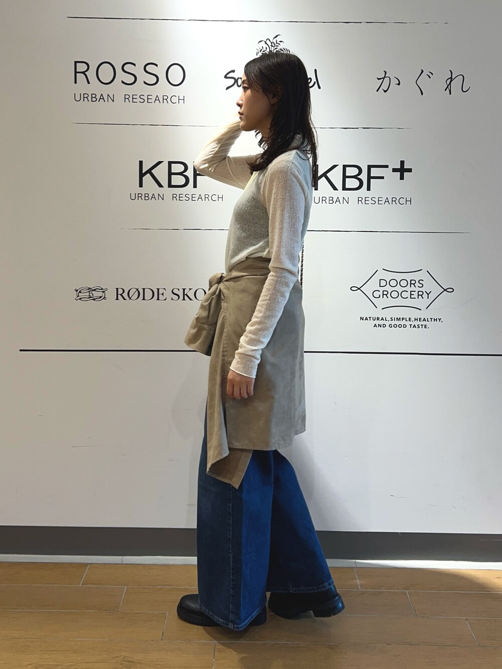 ホワイト系のシャツ/ブラウス、ベージュ系のシャツ/ブラウス、ブルー系のデニムパンツを着用したレディースの秋コーディネートの2枚目の写真