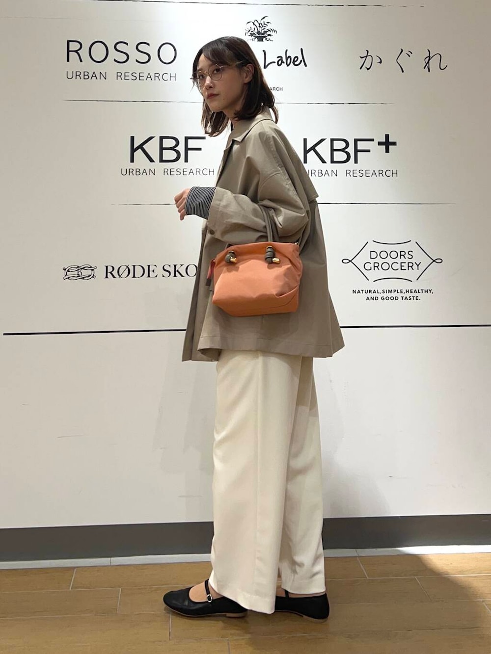 ホワイト系のその他パンツ、ベージュ系のトレンチコート、ホワイト系のTシャツ/カットソーを着用したレディースの冬コーディネートの2枚目の写真