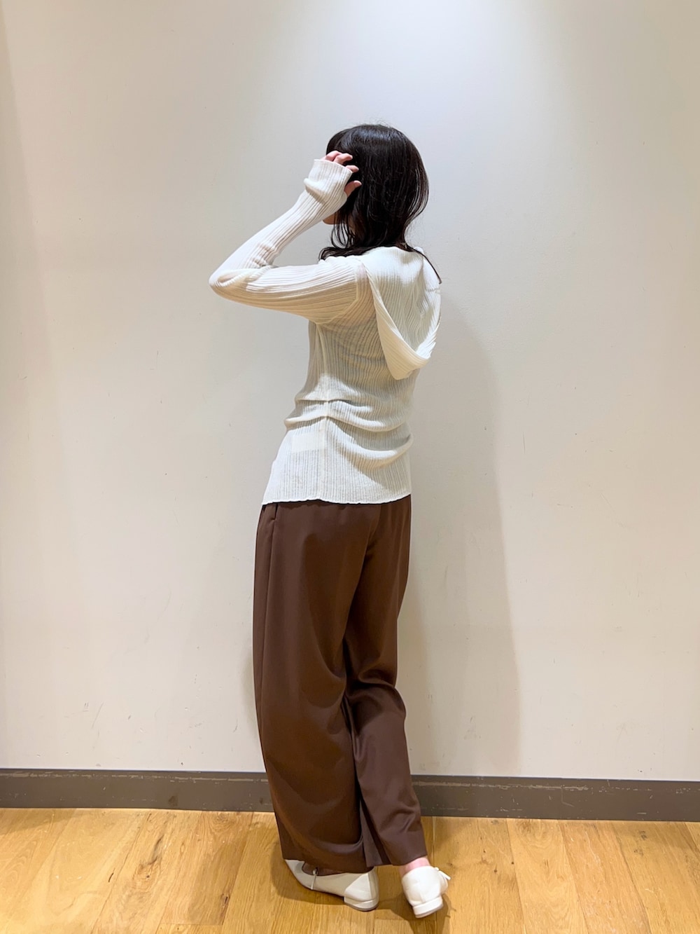 ブラウン系のその他パンツ、ブラウン系のトートバッグ、ホワイト系のパンプスを着用したレディースの春コーディネートの3枚目の写真