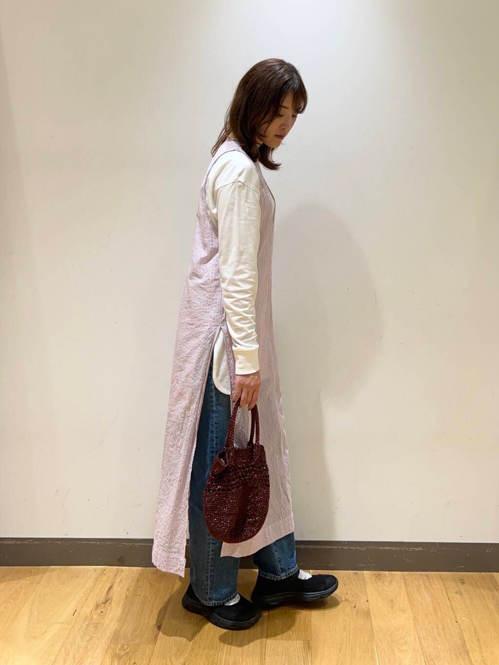 ホワイト系のTシャツ/カットソー、ブラウン系のショルダーバッグ、レッド系のワンピースを着用したレディースの春コーディネートの2枚目の写真