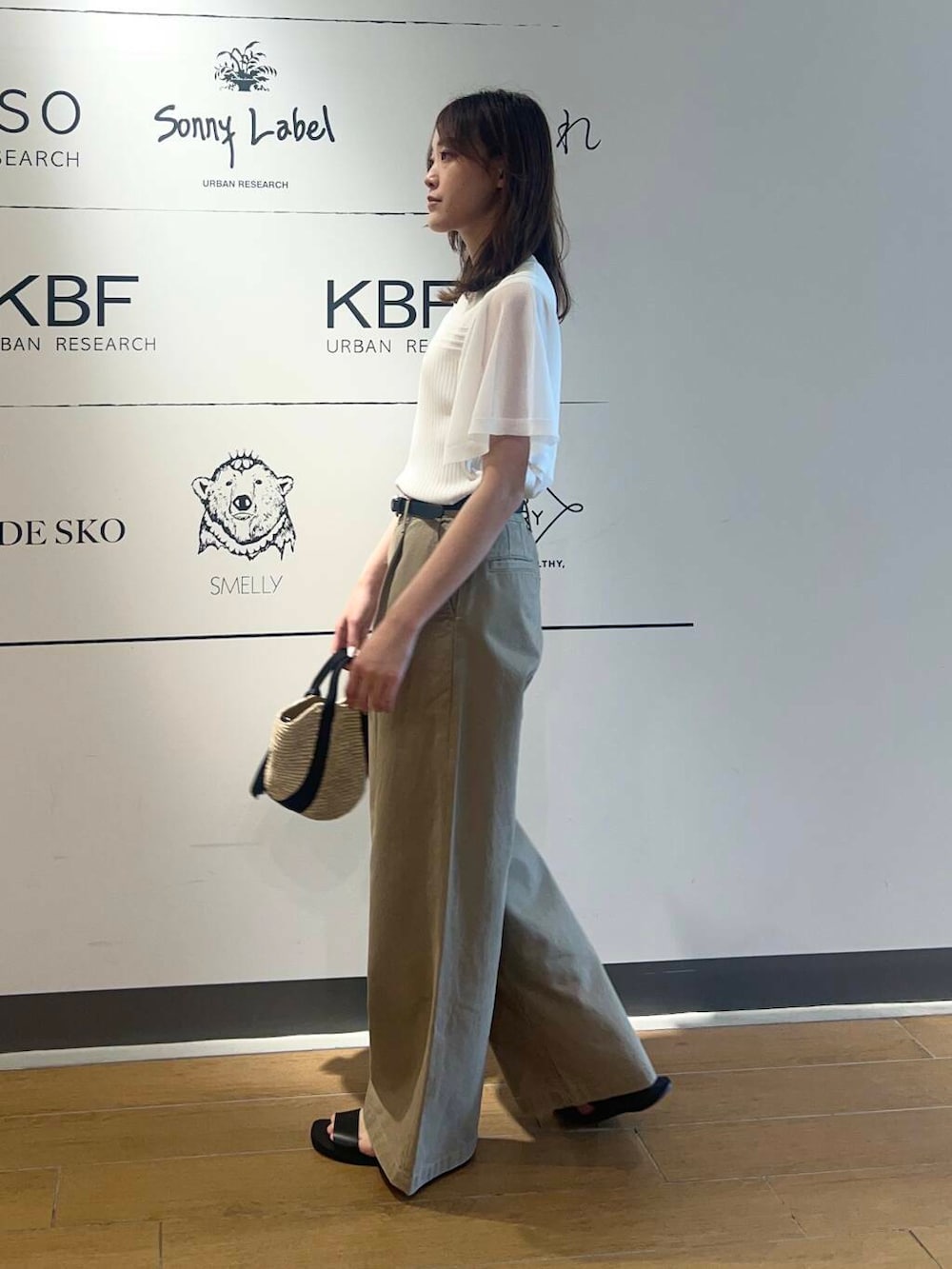 ベージュ系のかごバッグ、ベージュ系のその他パンツ、ブラック系のサンダルを着用したレディースの春コーディネートの3枚目の写真