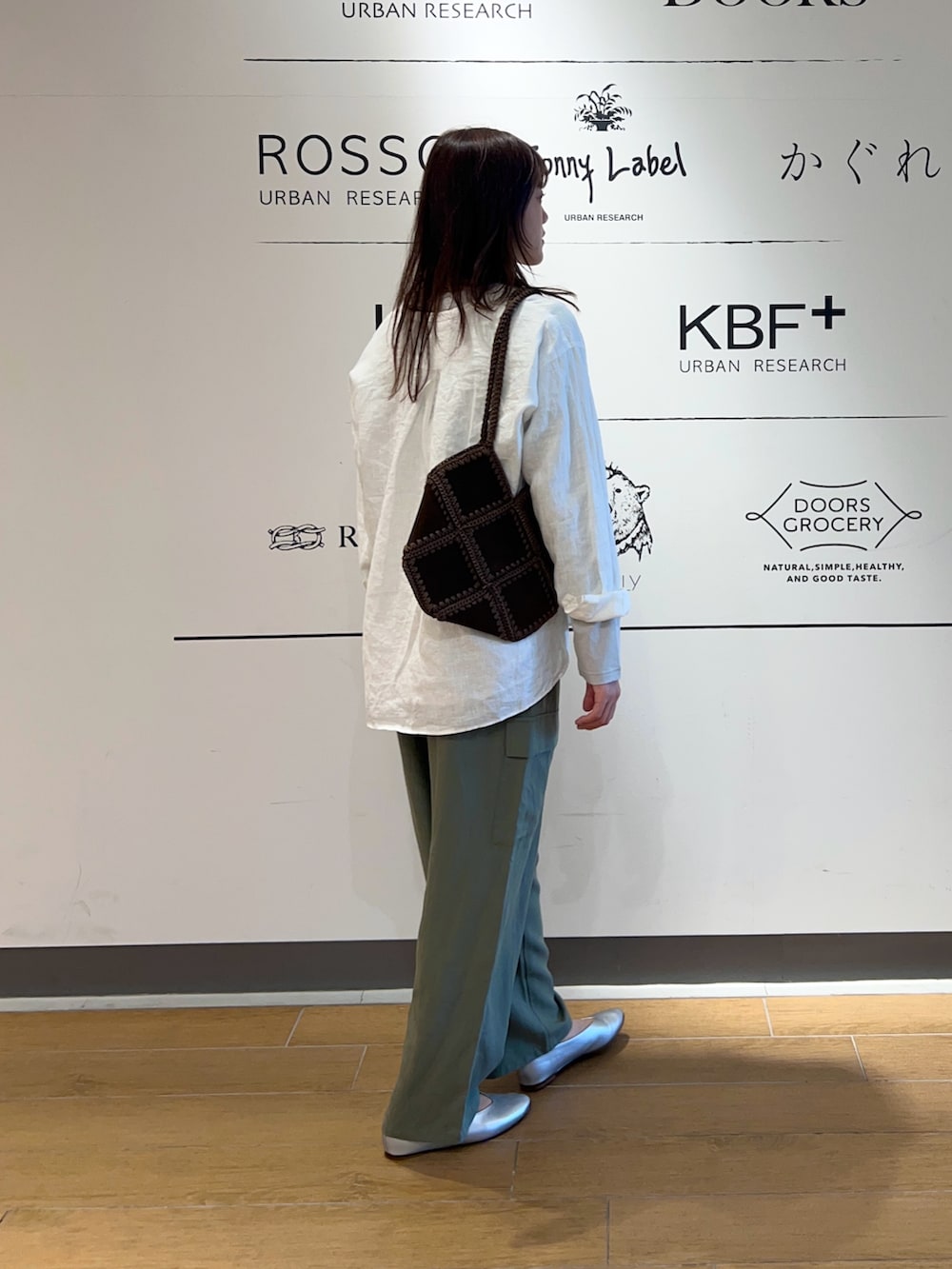 ホワイト系のシャツ/ブラウス、グレー系のTシャツ/カットソー、グリーン系のその他パンツを着用したレディースの春コーディネートの5枚目の写真