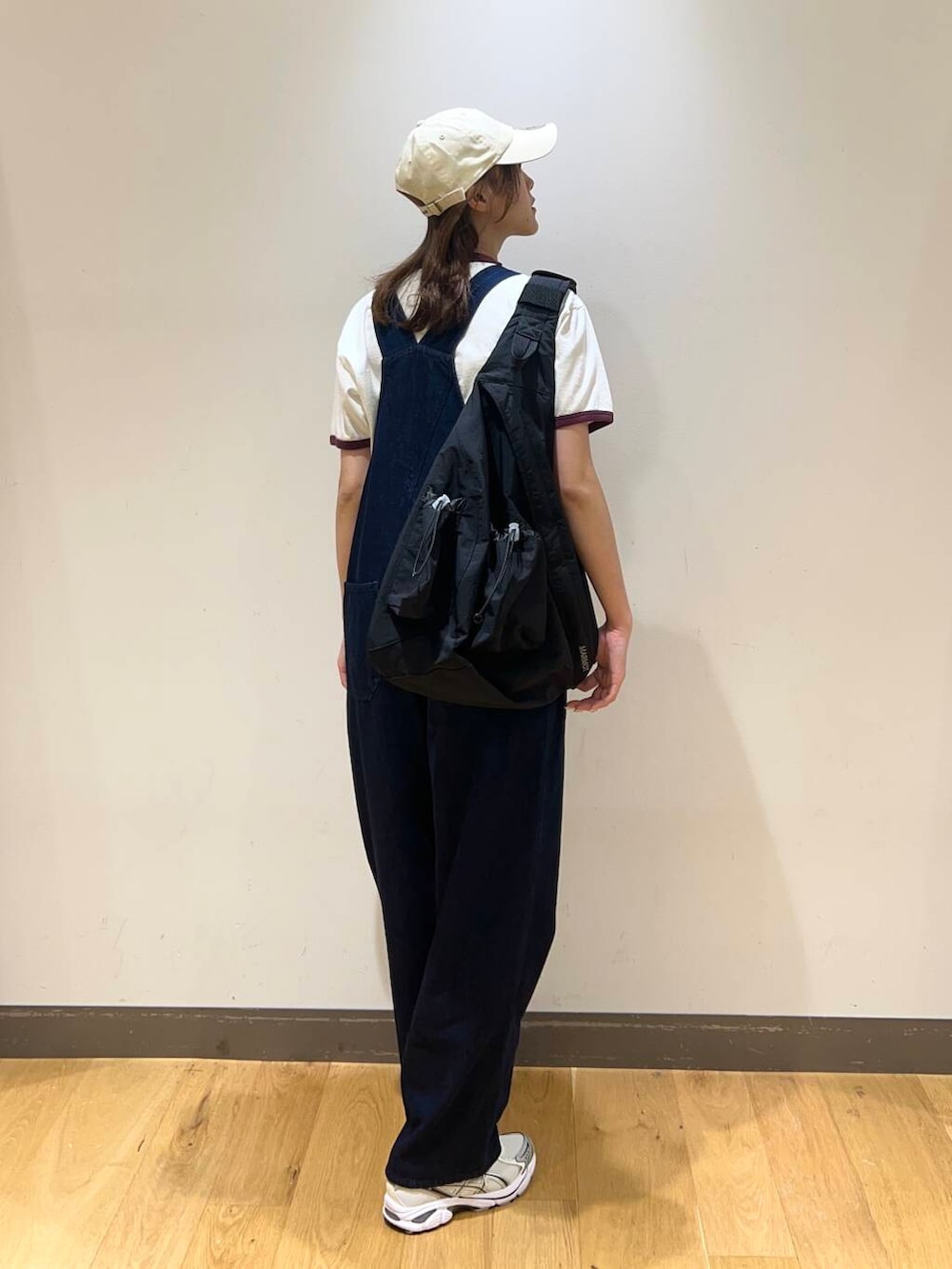 ブルー系のデニムジャケット、ブルー系のサロペット/オーバーオール、ブラック系のバックパック/リュックを着用したレディースの春コーディネートの4枚目の写真