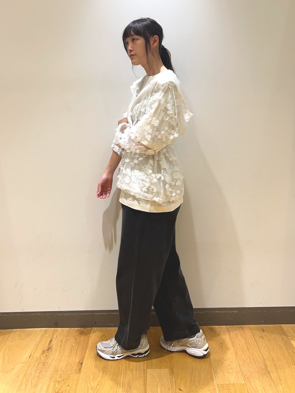 ブラック系のデニムパンツ、ホワイト系のパーカー、ホワイト系のTシャツ/カットソーを着用したレディースの春コーディネートの2枚目の写真