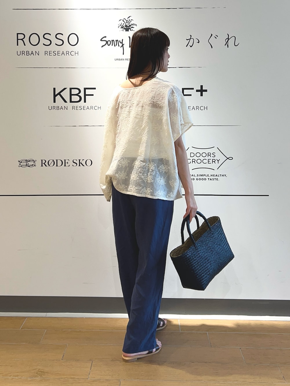 ホワイト系のシャツ/ブラウス、ブルー系のその他パンツ、ブルー系のトートバッグを着用したレディースの夏コーディネートの3枚目の写真