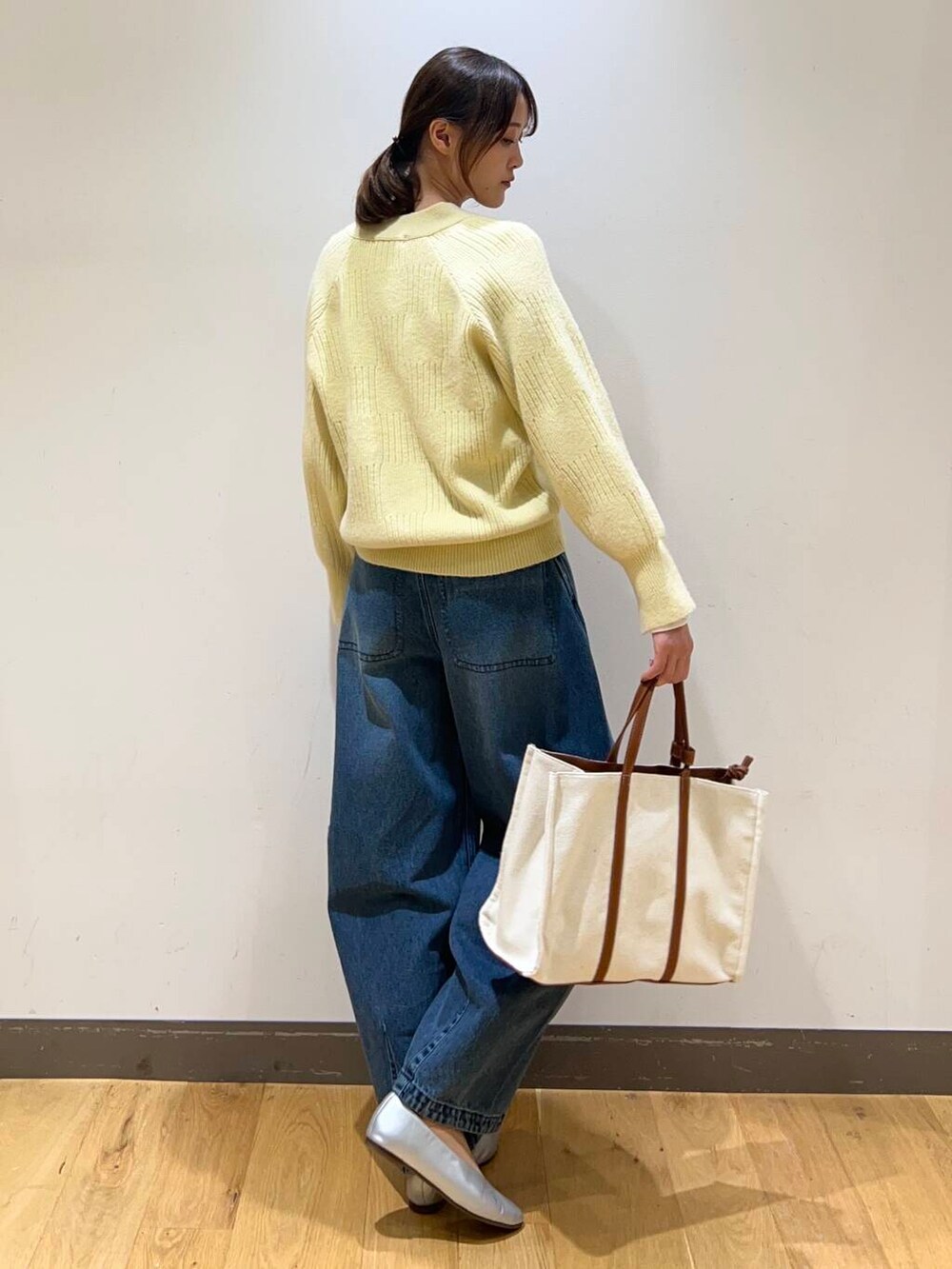 ホワイト系のTシャツ/カットソー、ベージュ系のトートバッグ、シルバー系のパンプスを着用したレディースの冬コーディネートの3枚目の写真