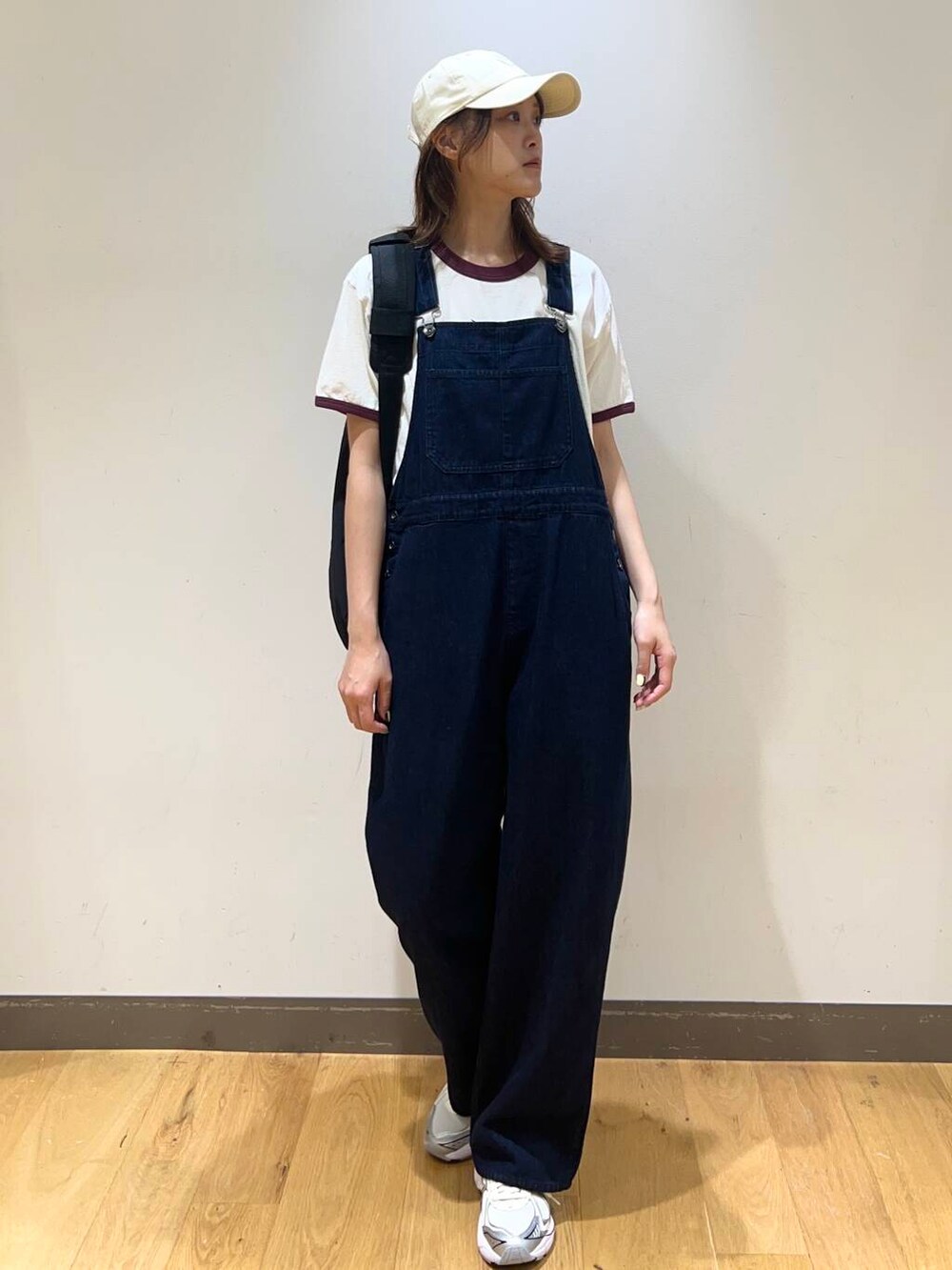 ブルー系のデニムジャケット、ブルー系のサロペット/オーバーオール、ブラック系のバックパック/リュックを着用したレディースの春コーディネートの2枚目の写真