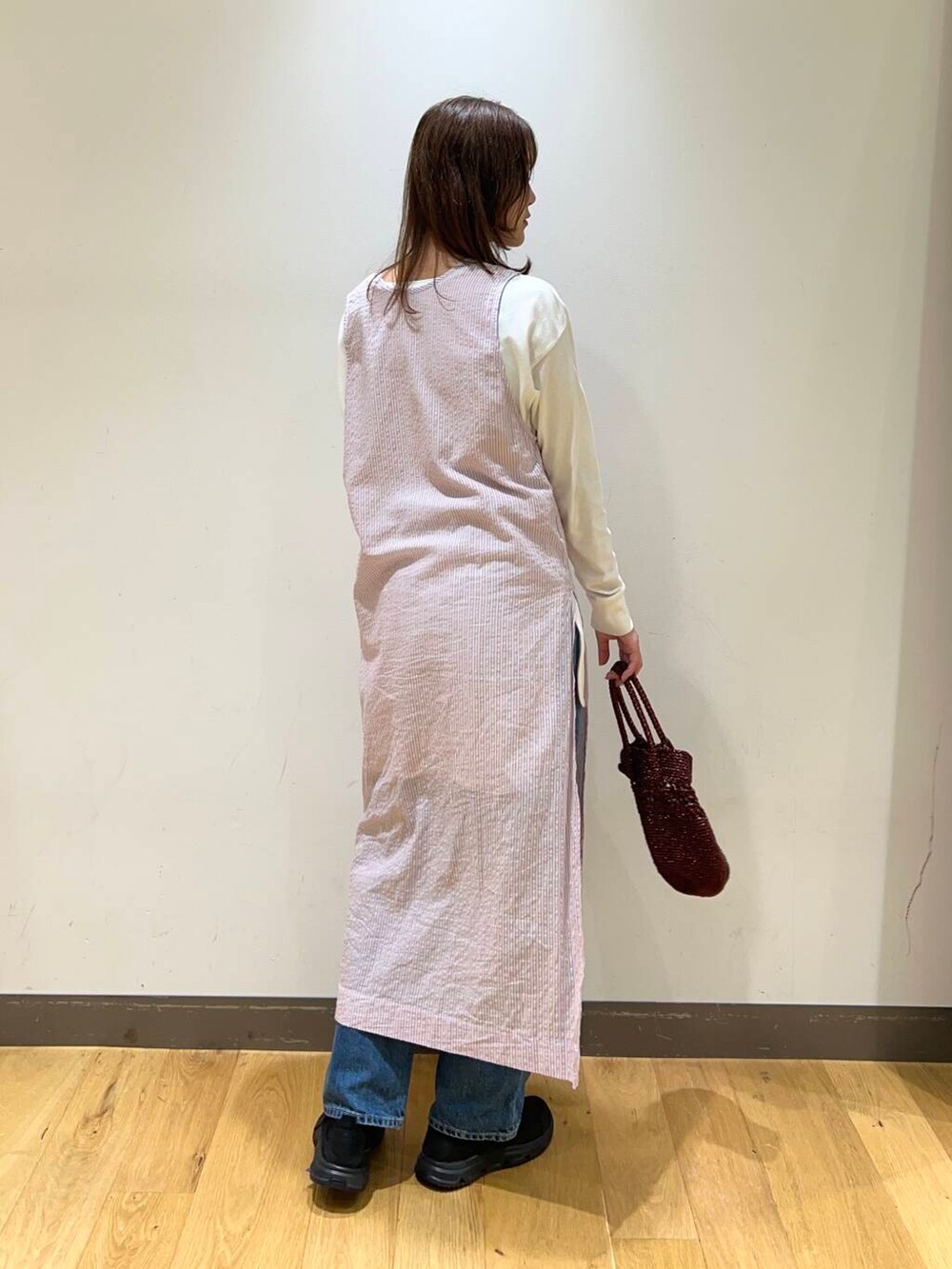 ホワイト系のTシャツ/カットソー、ブラウン系のショルダーバッグ、レッド系のワンピースを着用したレディースの春コーディネートの3枚目の写真