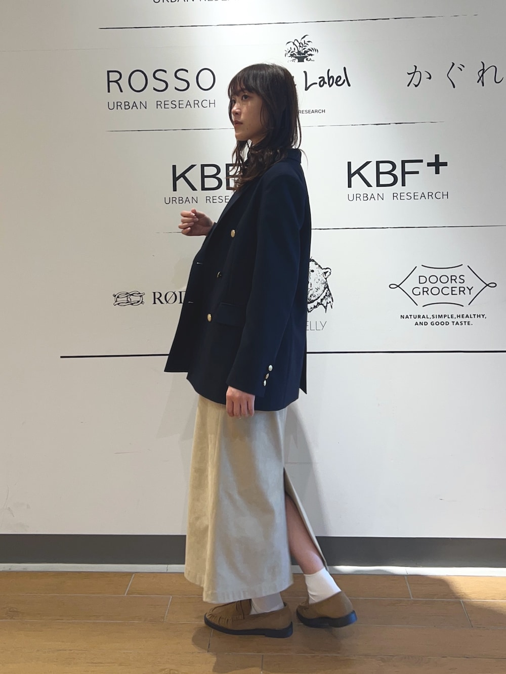 ブルー系のその他アウター、ホワイト系のTシャツ/カットソー、ブラック系のハンドバッグを着用したレディースの春コーディネートの2枚目の写真