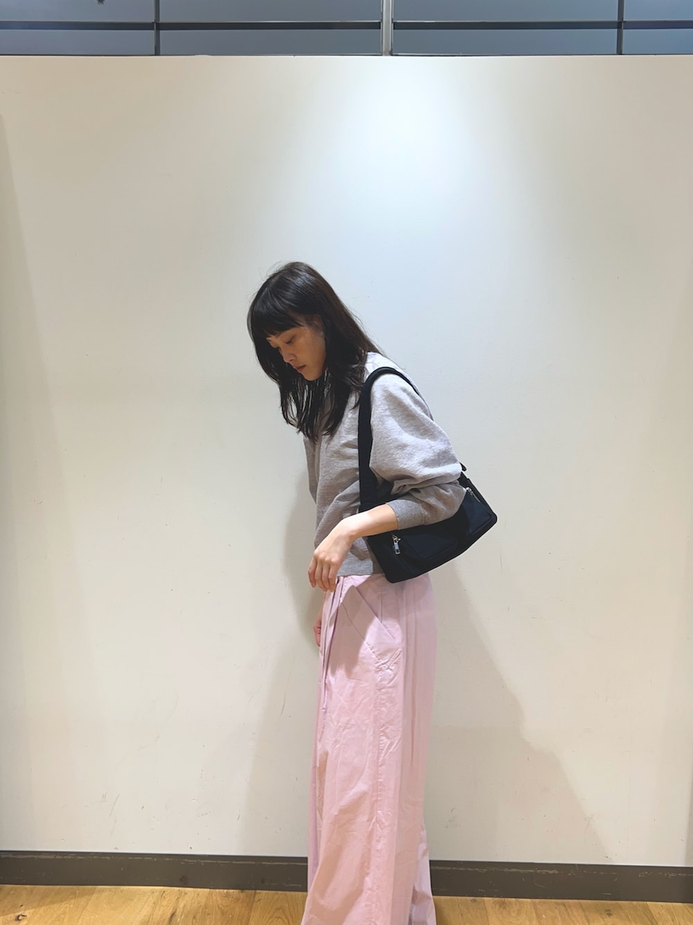 グレー系のニット/セーター、ピンク系のその他パンツ、ホワイト系のスニーカーを着用したレディースの春コーディネートの3枚目の写真