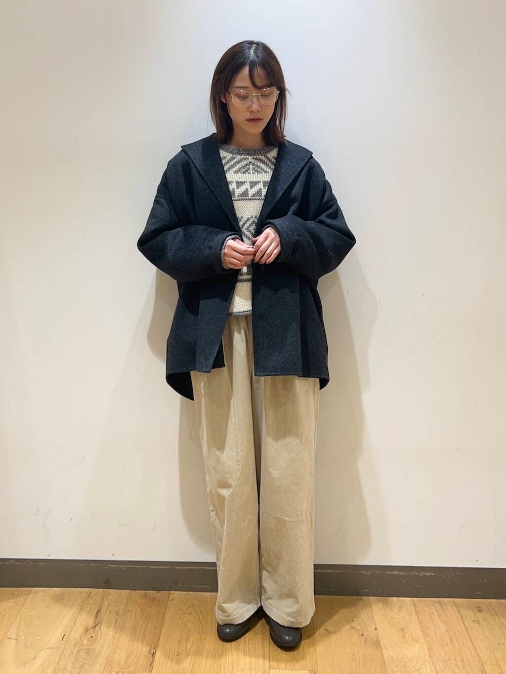 グレー系のその他アウター、グレー系のブーツ、ホワイト系のニット/セーターを着用したレディースの冬コーディネートの4枚目の写真