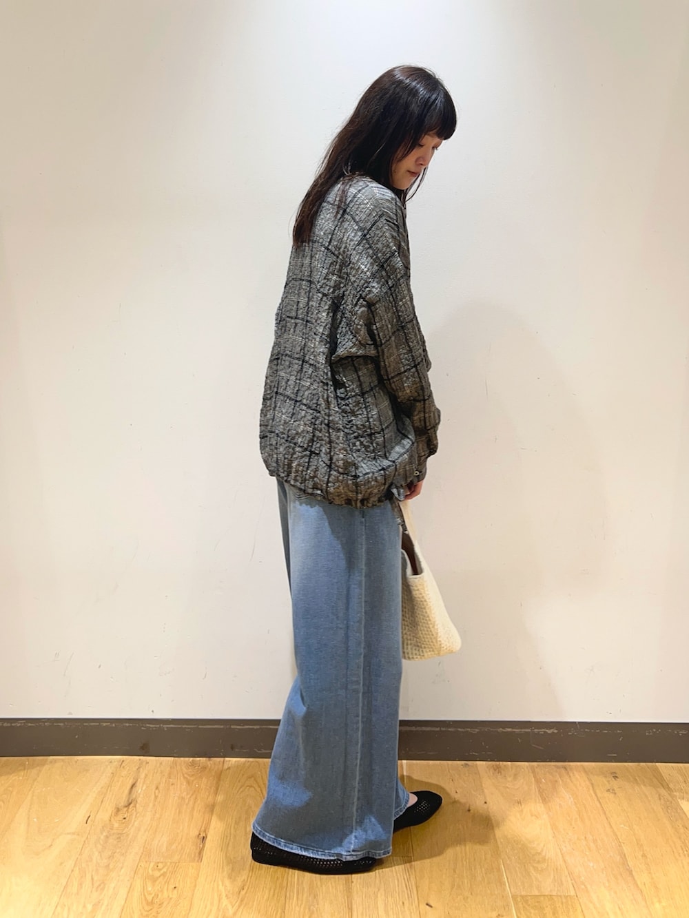 ブラック系のシャツ/ブラウス、ホワイト系のTシャツ/カットソー、ブルー系のデニムパンツを着用したレディースの春コーディネートの3枚目の写真