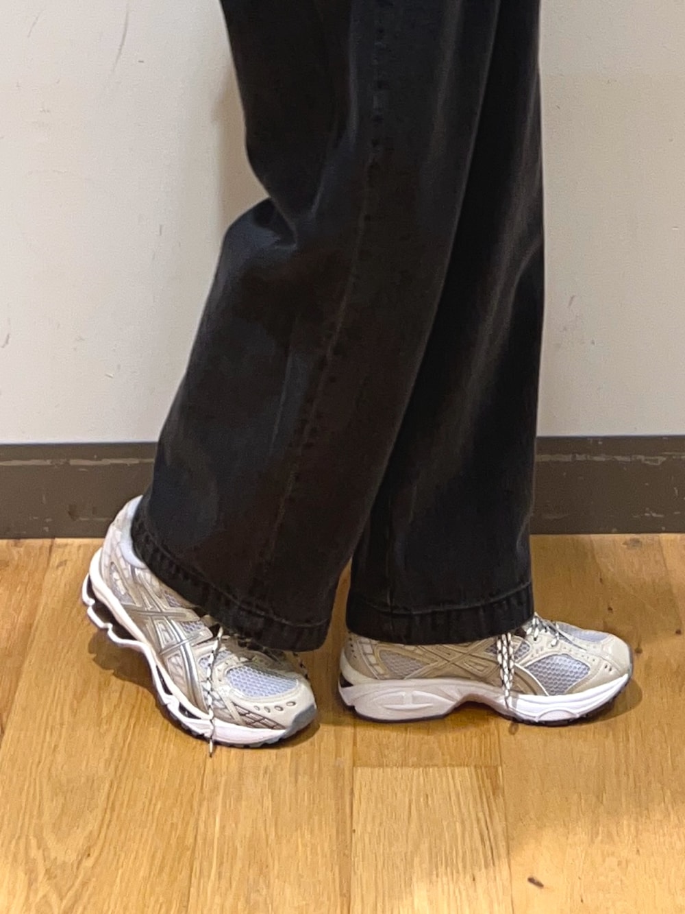 ブラック系のデニムパンツ、グレー系のスニーカー、ホワイト系のシャツ/ブラウスを着用したレディースの春コーディネートの3枚目の写真