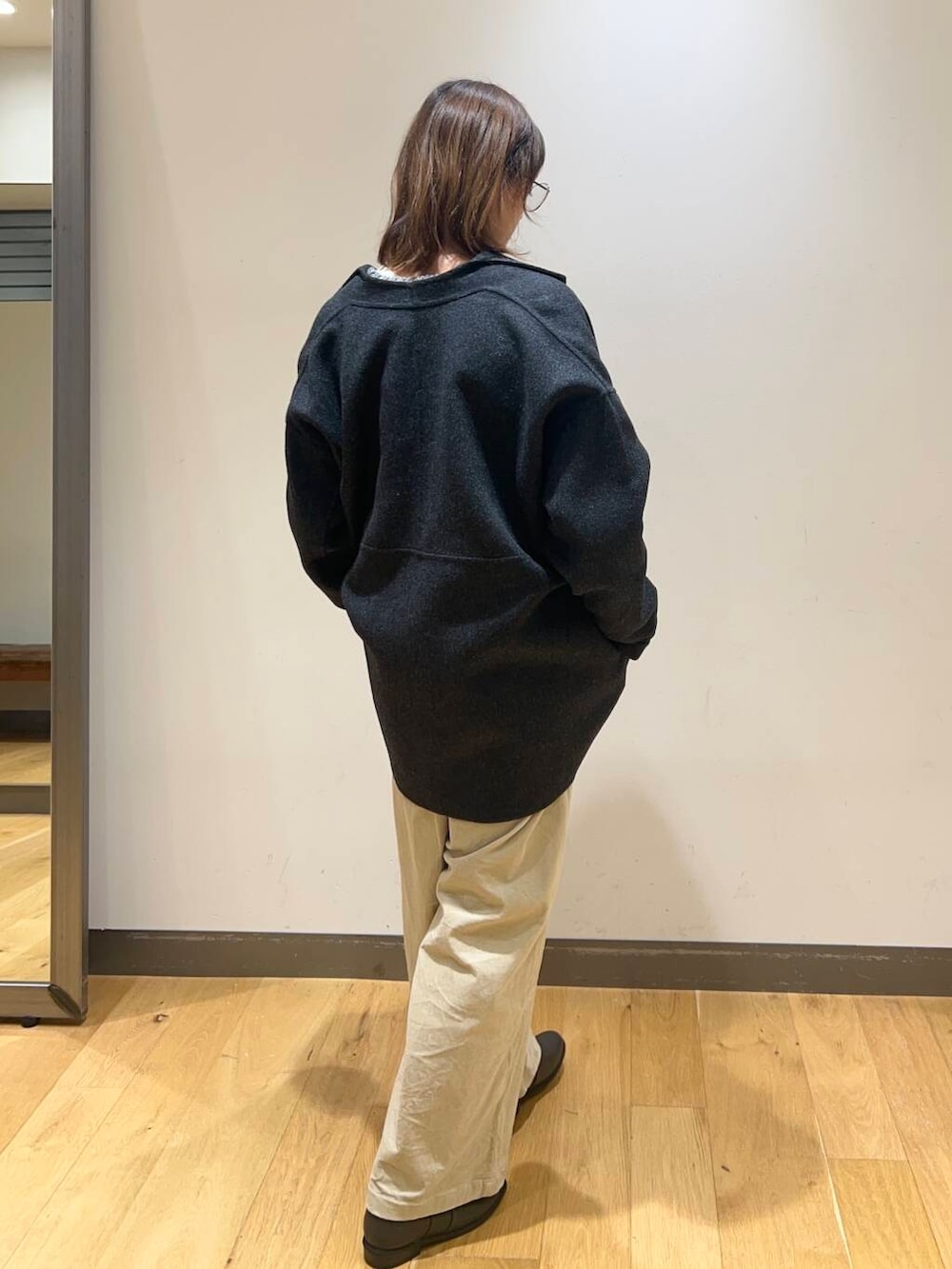 グレー系のその他アウター、グレー系のブーツ、ホワイト系のニット/セーターを着用したレディースの冬コーディネートの3枚目の写真