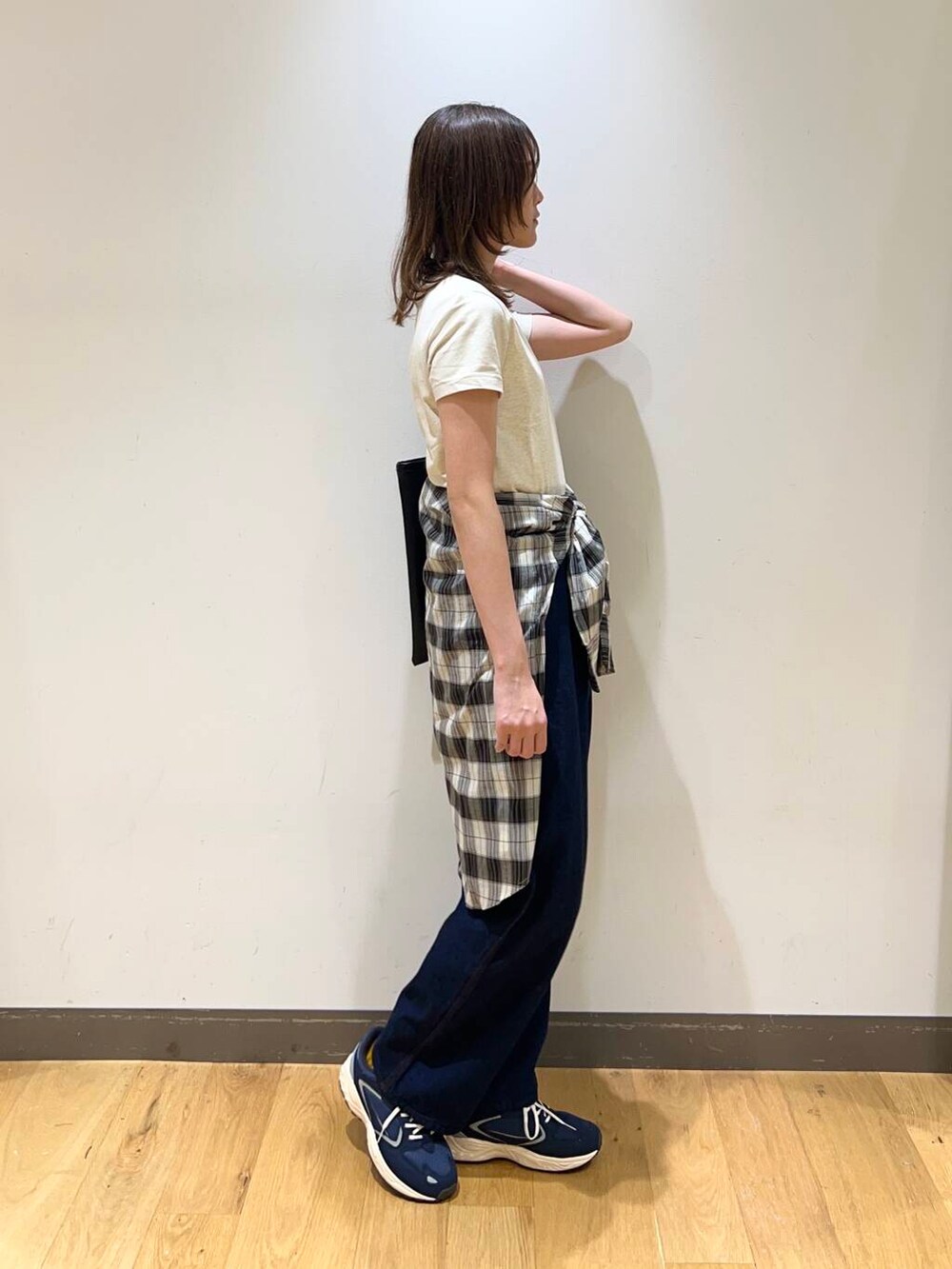 ブルー系のスニーカー、ブラック系のトートバッグ、ブラック系のシャツ/ブラウスを着用したレディースの春コーディネートの3枚目の写真