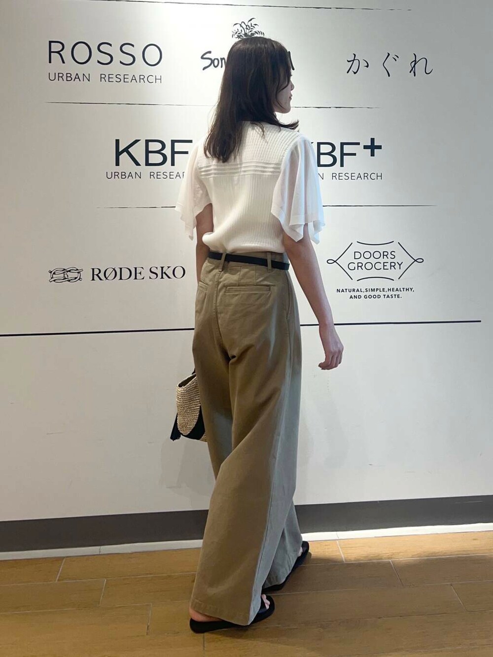 ベージュ系のかごバッグ、ベージュ系のその他パンツ、ブラック系のサンダルを着用したレディースの春コーディネートの4枚目の写真